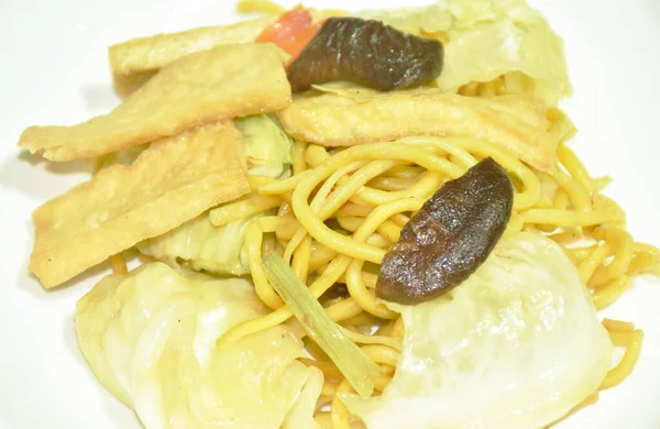 Mescolare Fritto Giallo Yakisoba Vegetariano Tagliatelle Con Funghi Cavoli Sul — Foto Stock