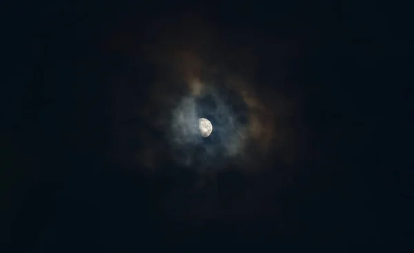 Halbmond Bedeckt Durch Ausbreitung Der Wolke Der Nacht — Stockfoto