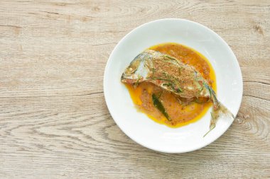 Baharatlı haşlanmış uskumru tepesinde kırmızı köri soslu limon ezmesi.