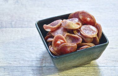 Kavanozda kızarmış Çin sosisi.