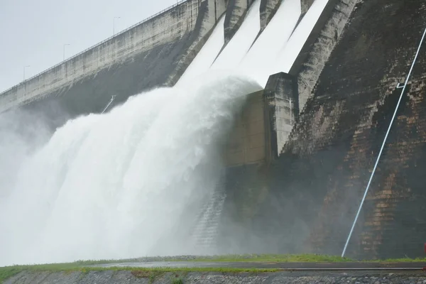 Spruzzi Acqua Dal Cancello Khun Dan Prakarn Chon Enorme Diga — Foto Stock