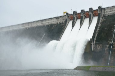 Su taşkın kapağı Khun Dan Prakarn Chon büyük beton baraj Tayland 