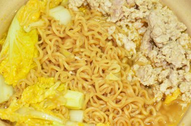 Beyaz arka planda domuz pirzolası ve lahana kaseli hazır şehriye Tom çorbası.