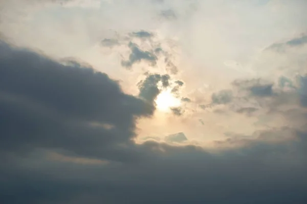 Moln Sprider Sig Solnedgången Skymning Himmel Kvällen — Stockfoto