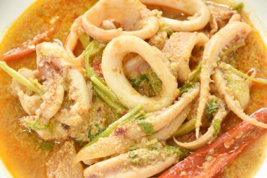 Yumurtalı baharatlı kalamar ve tabakta köri.