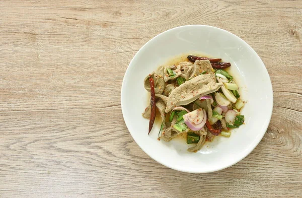 Tayland baharatlı haşlanmış domuz ciğeri ve tabakta deri salatası.