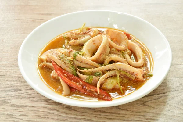 Yumurtalı baharatlı kalamar ve tabakta köri.