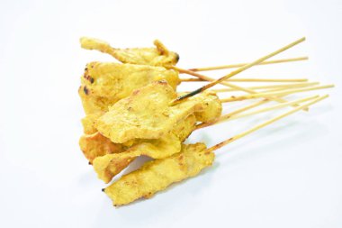 Ahşap sopaya saplanmış ızgara domuz eti. Beyaz arka planda Endonezya yemeği.