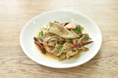 Tayland baharatlı haşlanmış domuz ciğeri ve tabakta deri salatası.