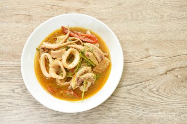 Yumurtalı baharatlı kalamar ve tabakta köri.