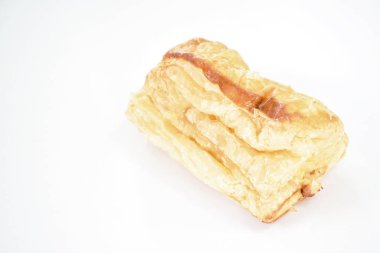 Beyaz arka planda kızarmış tavuklu mayonez dolması.