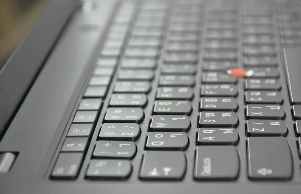 キーボードの黒い計算ノートパソコンの背景とテクスチャ — ストック写真