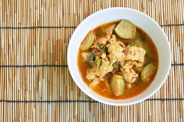 Baharatlı haşlanmış tavuk ve körili çorba.