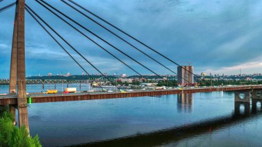 Kiev 'deki (Ukrayna) Kuzey köprüsünün güzel hava aracı görüntüsü, Kiev' in günbatımı ve şehir manzarası.