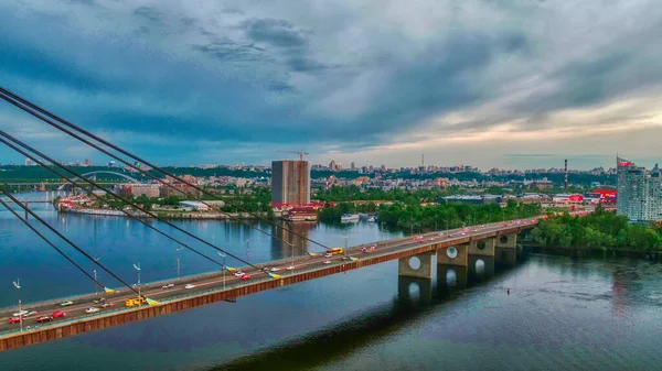 Schöne Drohnenaufnahme Der Nordbrücke Kiew Ukraine Sonnenuntergang Und Stadtbild Von — Stockfoto