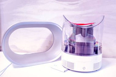 Pencerenin pervazında 3 boyutlu soğutma fonksiyonu olan modern hava temizleyicisi. Dyson Hava Çarpıcı 