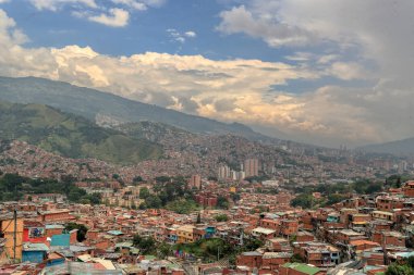 LATAM, Kolombiya Antikası, Medellin, San Javier Bölgesi Medelln 'in batı kıyısında bir tepe yamacını işgal eden yerleşim yeridir. Şehrin en yoğun nüfuslu bölgelerinden biridir.