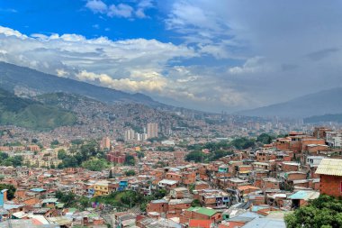 LATAM, Kolombiya Antikası, Medellin, San Javier Bölgesi Medelln 'in batı kıyısında bir tepe yamacını işgal eden yerleşim yeridir. Şehrin en yoğun nüfuslu bölgelerinden biridir.