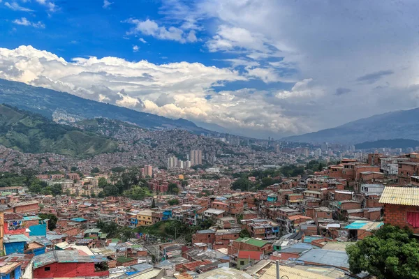 LATAM, Kolombiya Antikası, Medellin, San Javier Bölgesi Medelln 'in batı kıyısında bir tepe yamacını işgal eden yerleşim yeridir. Şehrin en yoğun nüfuslu bölgelerinden biridir.