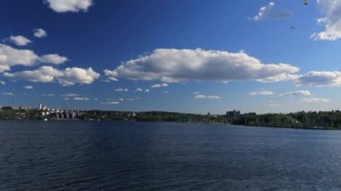 Tallinn, Estonya 'daki İsveç limanından Baltık Denizi' ni dolaşın. Mavi gökyüzü ve yaz tatilinde güneş ışığı. Su, serin esinti ve martılar.