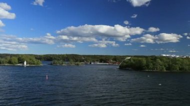 Tallinn, Estonya 'daki İsveç limanından Baltık Denizi' ni dolaşın. Mavi gökyüzü ve yaz tatilinde güneş ışığı. Su, serin esinti ve martılar.