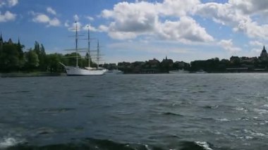 İsveç, Stockholms mimarisi, Gamla Stan ünlü eski bölge. Stockholm Skyline 'ın manzaralı nehir manzarası. Riddarholm Kilisesi, Alacakaranlık Işıklarındaki Ünlü Popüler Varış Yeri.