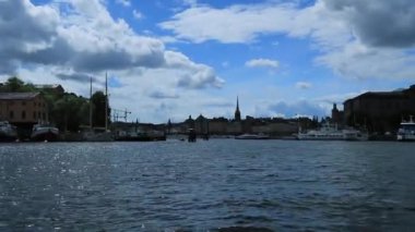 İsveç, Stockholms mimarisi, Gamla Stan ünlü eski bölge. Stockholm Skyline 'ın manzaralı nehir manzarası. Riddarholm Kilisesi, Alacakaranlık Işıklarındaki Ünlü Popüler Varış Yeri.