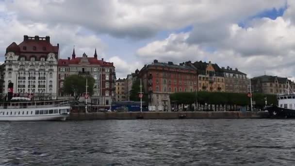 斯托克霍姆建筑 斯德哥尔摩天际线的风景河流景观 Riddarholm教堂 黄昏灯光下著名的热门旅游景点 — 图库视频影像