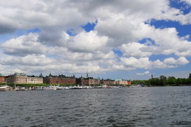 İsveç, Stockholms mimarisi, Stockholm Skyline manzaralı nehir manzarası. Riddarholm Kilisesi, Alacakaranlık Işıklarındaki Ünlü Popüler Varış Yeri.