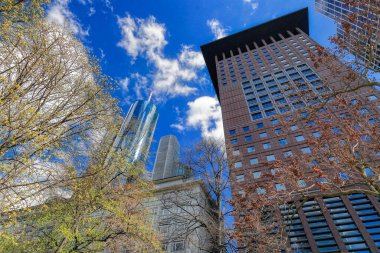 Frankfurt 'un finans bölgesindeki gökdelenler ve ticari binalar. Japon Merkezi ve Marienseli. Uzun cam binalar. Yerden yükselen modern binaların manzarası.