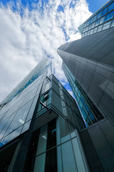 Modern gökdelenler, Avrupa, Almanya ve Frankfurt 'un finans bölgesinde kurumsal ve ticari binalar. Bulutlu gökyüzüne karşı yüksek cam binaların manzarası