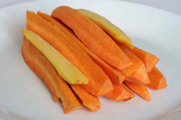 Orangefarbene Zuckerbrot Und Weiße Karottenstangen Auf Weißem Teller Weißer Hintergrund — Stockfoto