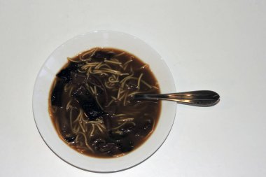 Geleneksel olarak Noel arifesinde Polonya 'da servis edilen beyaz tabakta yabani mantar çorbası yapan bir ev.