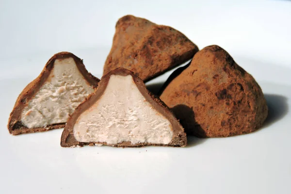 Σοκολάτα Τρούφες Ξεσκονισμένη Σκόνη Κόκας Λευκό Φόντο — Φωτογραφία Αρχείου