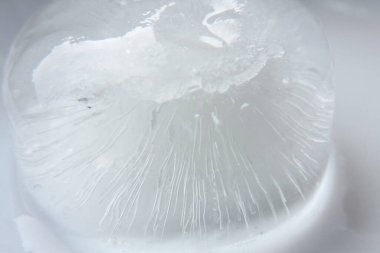 Eriyen bir buz küpü, beyaz arkaplan