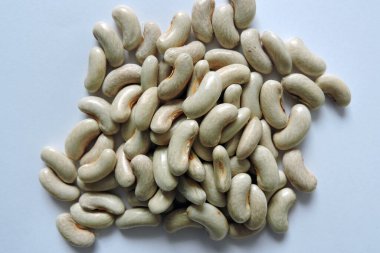 Kuru açık kahverengi fasulye tohumları yakın plan, beyaz arkaplan