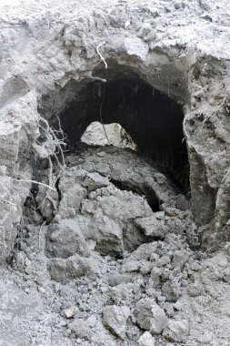 Yerdeki bir oyuğun görüntüsü