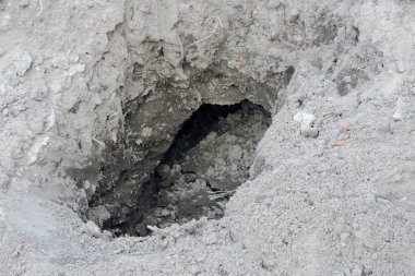 Yerdeki bir oyuğun görüntüsü