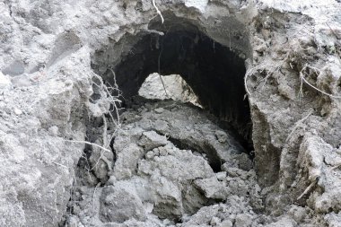 Kısmen çökmüş bir tünelin görüntüsü