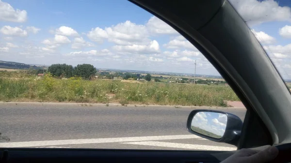 Uma Vista Campos Através Uma Janela Carro — Fotografia de Stock