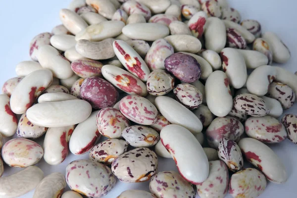 近くの白い背景にカラフルな豆 — ストック写真