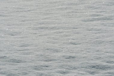 Güneşte parlayan kar