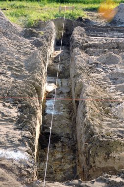 Yeni bir ev için beton döşemek için yapılan derin kazılar