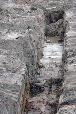 Derin kazılar kısmen yeni bir eve beton döşemek için yapılmış suyla dolu.