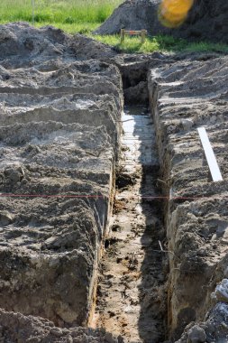 Yeni bir ev için beton döşemek için yapılan derin kazılar