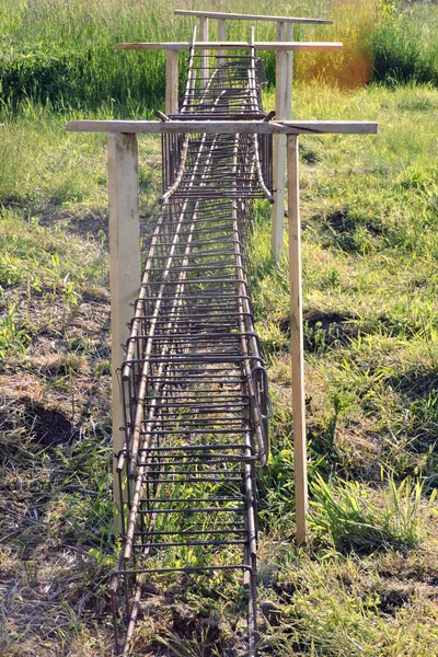 Stål Armeringsjärn Och Ståltråd Grönt Gräs — Stockfoto