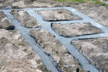 Suya karşı folyoyla izole edilmiş beton temeller.