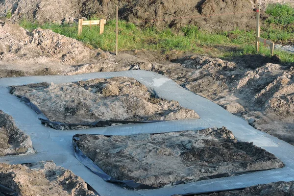 Piezas Cimentación Hormigón Aisladas Con Lámina Contra Agua Una Estaca —  Fotos de Stock