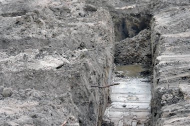 Derin kazılar kısmen yeni bir eve beton döşemek için yapılmış suyla dolu.