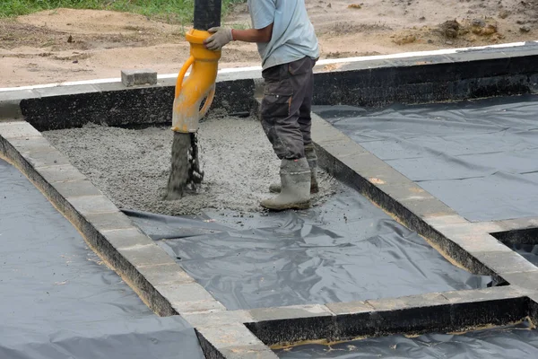 Building Worker Pouring Concrete Slab Foundation Using Hose Concrete Pump — Stock Photo, Image